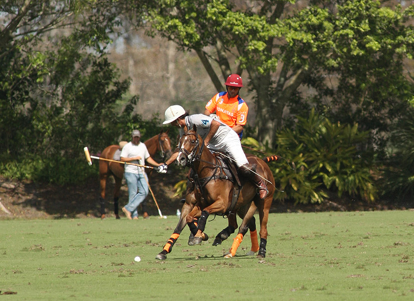 Los Machitos/Heathcote vs. Las Monjitas    Photos by Alex Pacheco